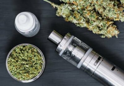 Weed pen cartridge vs dry herb vaporizer – Which is right for you?