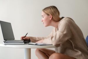 Is Tech Neck Taking a Toll? Why Draper’s Desk Workers Need Chiropractic Care